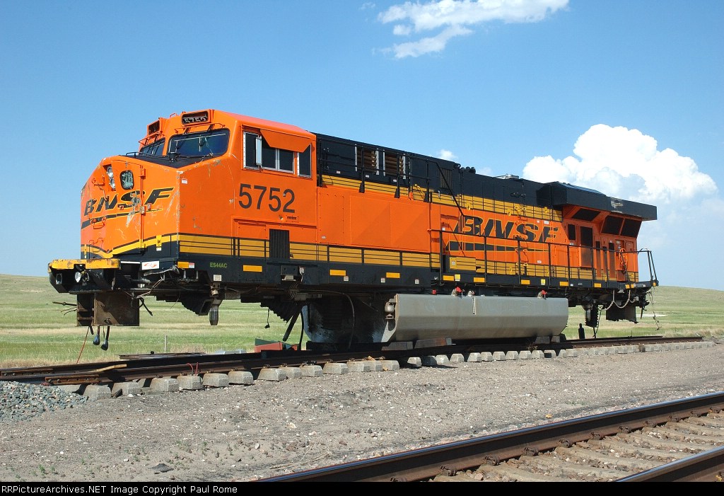 BNSF 5752 wrecked a few miles east of Alliance Nebraska